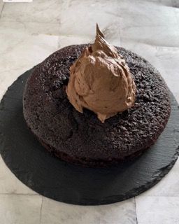 Una torta al cioccolato con glassa al cioccolato sopra