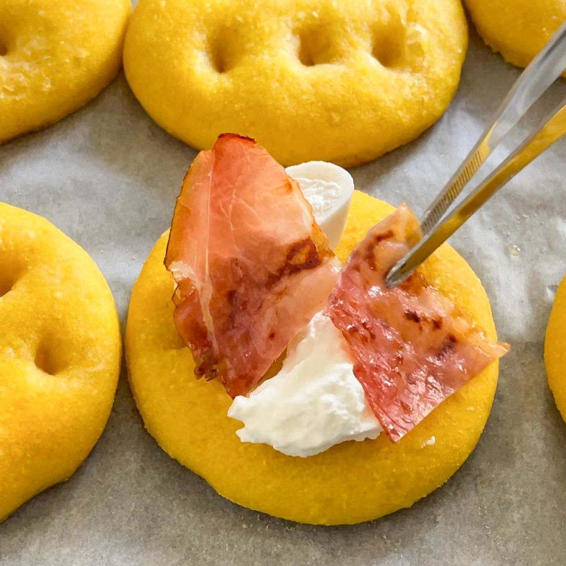Un primo piano di un dolce con pancetta e panna montata