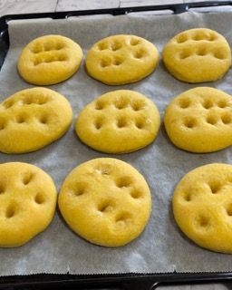 Un vassoio di biscotti gialli con i buchi