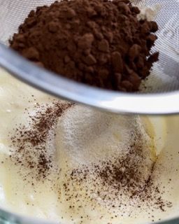Il cacao in polvere viene versato in una ciotola