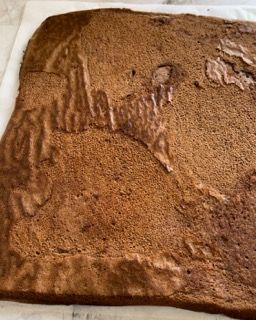 Un pezzo di pane integrale è appoggiato su un piatto bianco.