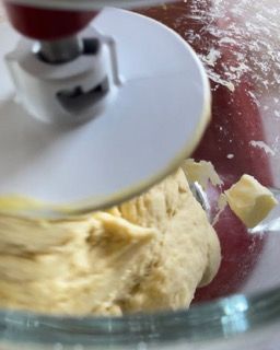 Un primo piano di un mixer con un pezzo di burro dentro