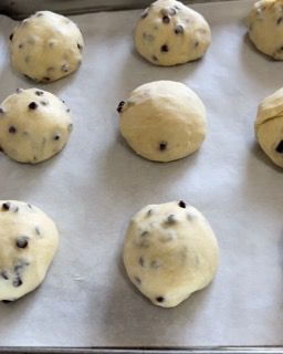 Un mucchio di palline di pasta con gocce di cioccolato sopra