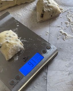 Una bilancia digitale con uno schermo blu che mostra 91 grammi
