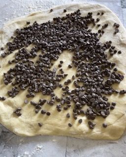 Un pezzo di pasta con gocce di cioccolato sopra