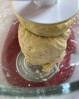 Una ciotola di impasto viene mescolata in un'impastatrice