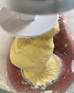 Un primo piano di un mixer con l'impasto dentro