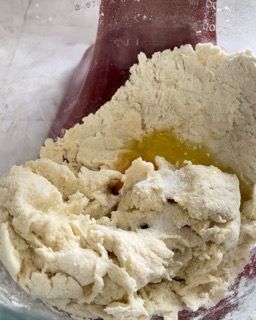 Un primo piano di una ciotola di pasta con un cucchiaio dentro