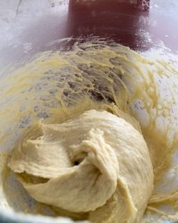 Primo piano di una ciotola di pastella con una spatola dentro.