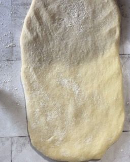 Un pezzo di pasta è appoggiato su un tavolo.