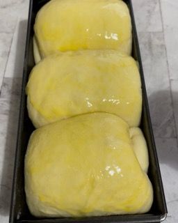 Un mucchio di pane giallo in una padella su un tavolo