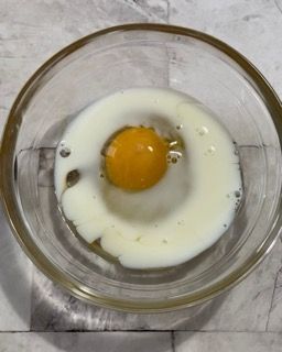 Una ciotola di vetro con dentro un uovo fritto