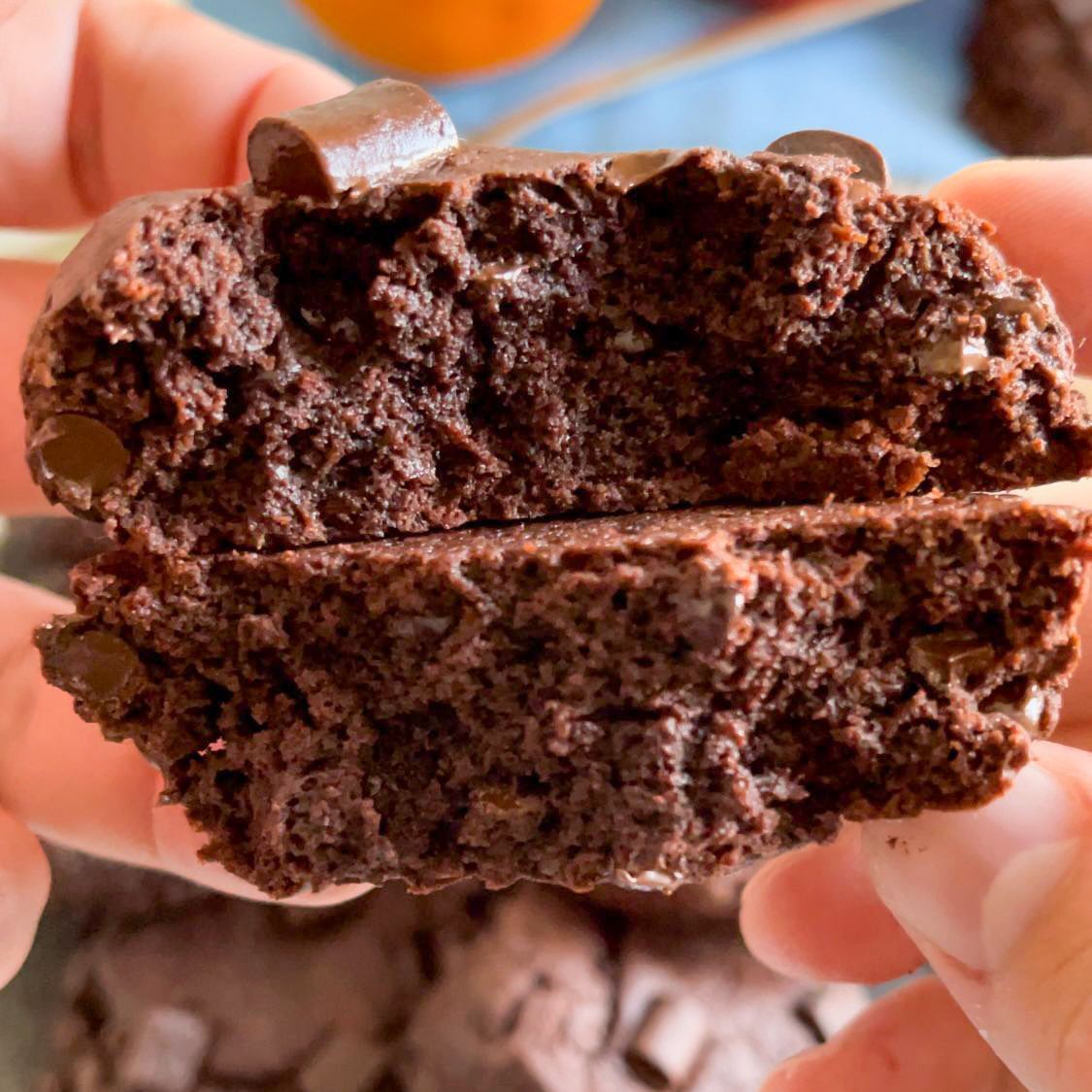 Una persona tiene in mano un brownie a cui è stato staccato un morso.