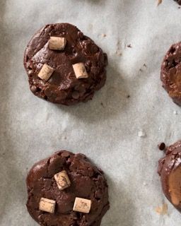 Un vassoio di biscotti al cioccolato con marshmallow sopra