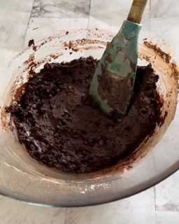 Una ciotola di impasto al cioccolato con una spatola dentro