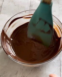 Una ciotola di cioccolato fuso con una spatola dentro