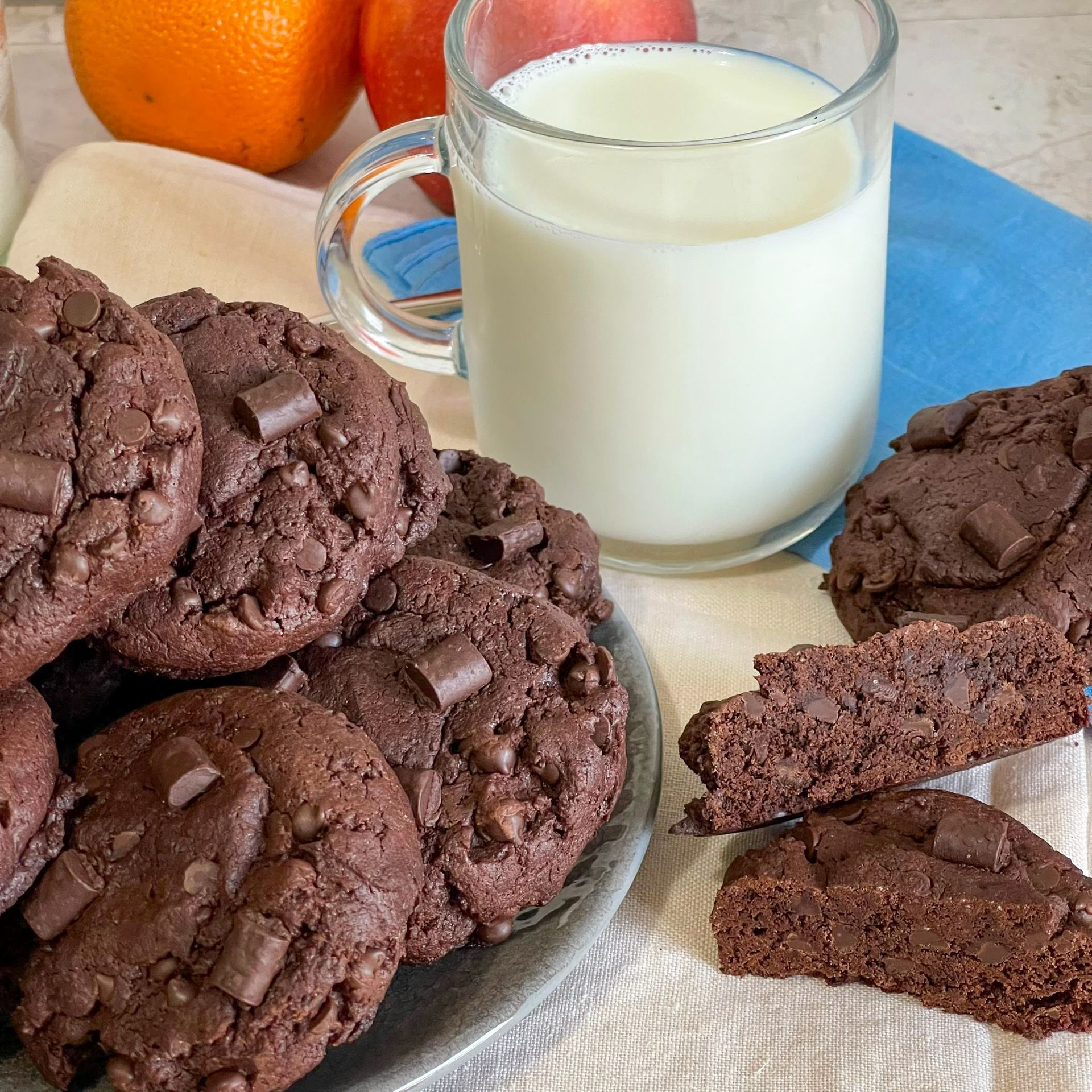 Un piatto di biscotti al cioccolato accanto a un bicchiere di latte