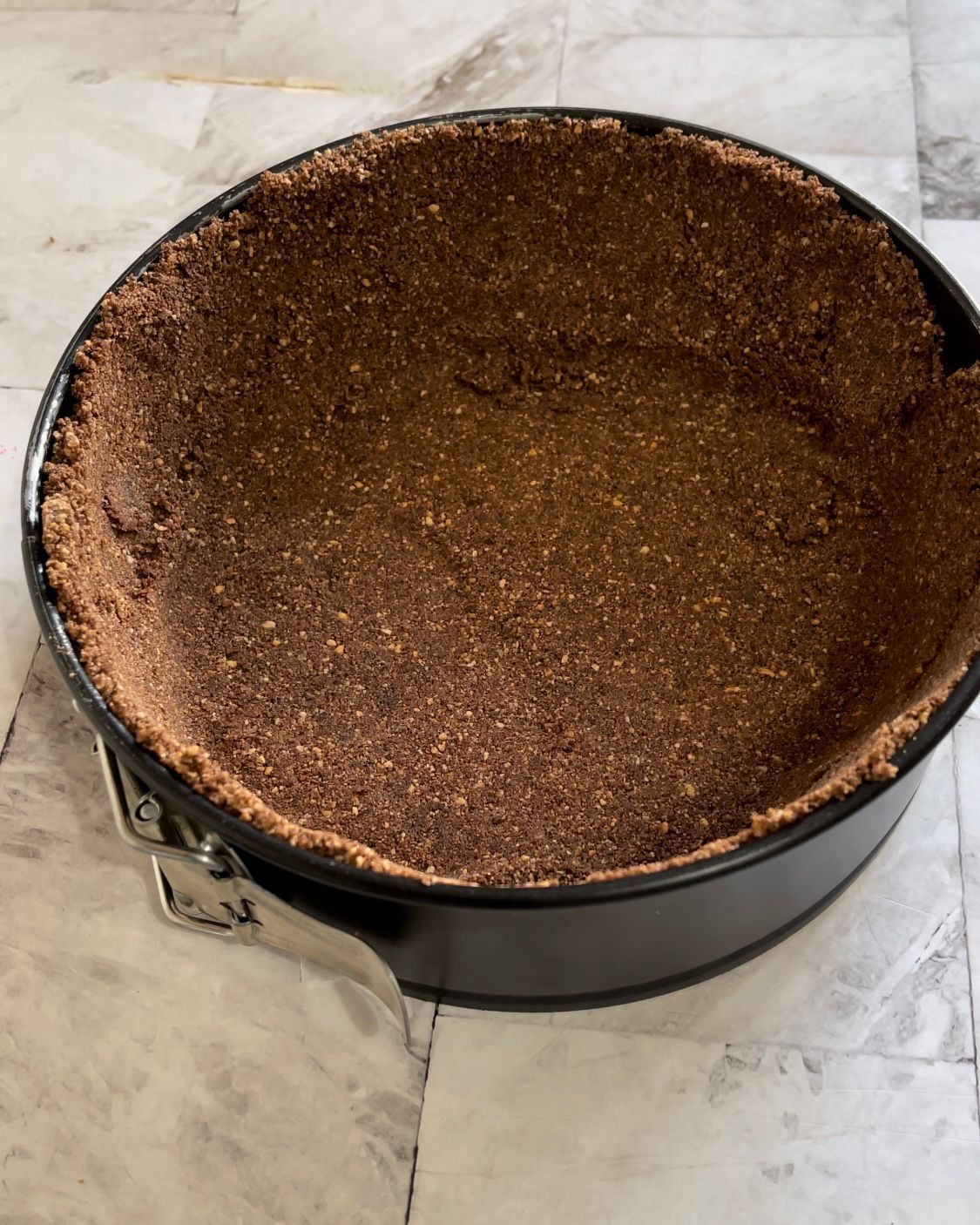 Una crosta di torta in una padella su un tavolo