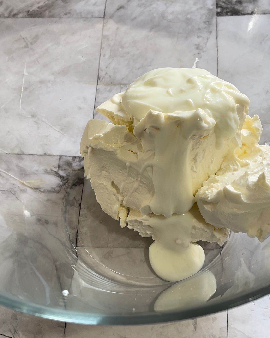 Un primo piano di una coppa di gelato su un tavolo.
