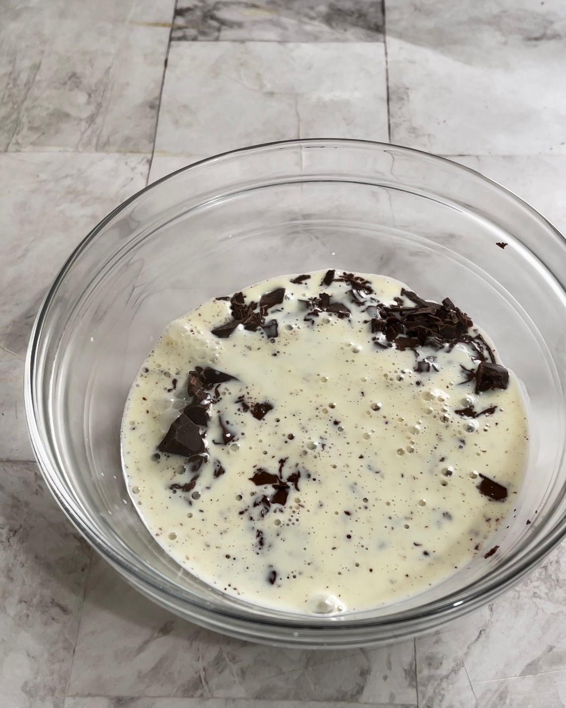 Una ciotola di latte con gocce di cioccolato dentro
