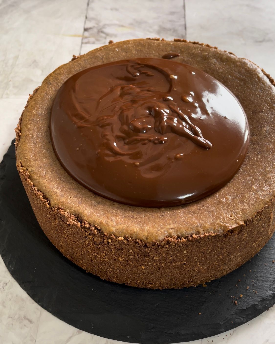 Una cheesecake con salsa al cioccolato sopra