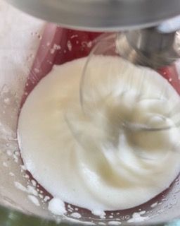 Un primo piano di un mixer con panna montata dentro