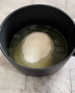 Una ciotola di liquido con una pallina bianca dentro.