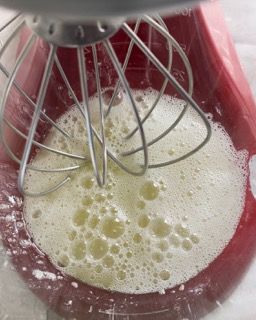 Un primo piano di un mixer con schiuma al suo interno
