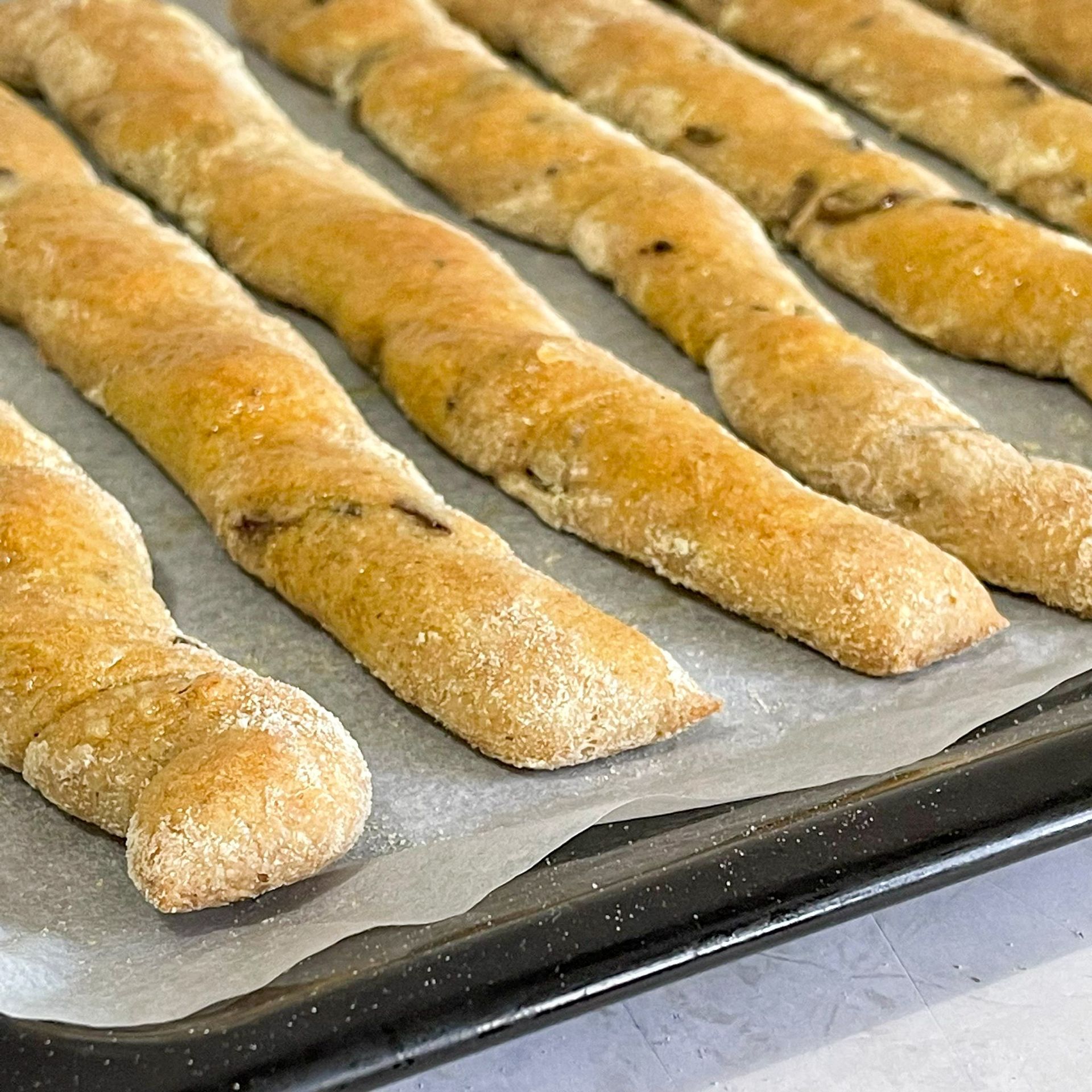 Un mazzo di grissini su una teglia da forno