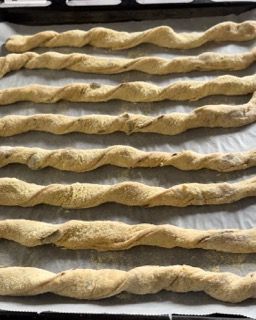 Un mazzo di grissini intrecciati su una padella