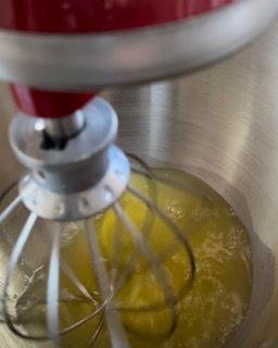 Albumi a temperatura ambiente in una ciotola pronti per essere montati.