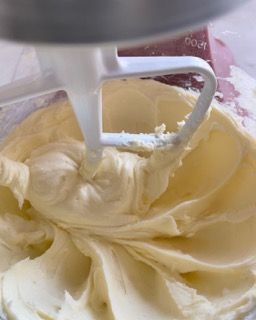 Tuorli d'uovo, vaniglia e sale aggiunti alla crema di burro.