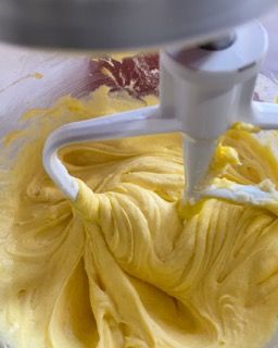 Tuorli d'uovo, vaniglia e sale aggiunti alla crema di burro.
