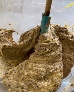 Primo piano di una ciotola di pastella con una spatola dentro.