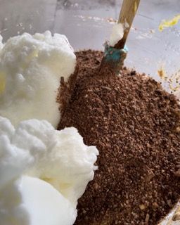 Un primo piano di panna montata e cacao in polvere in una ciotola