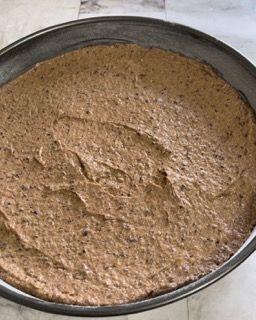 Impasto della Torta Caprese versato e livellato uniformemente nella teglia.