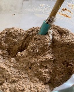 Un primo piano di una ciotola di pastella con una spatola dentro