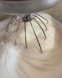 Albumi montati a neve perfetti, sodi e spumosi, per la Torta Caprese.