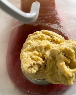 Un primo piano di una palla di pasta in una ciotola