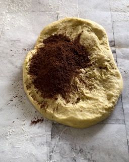 Un pezzo di pasta con sopra del cacao in polvere