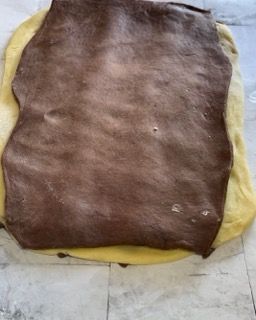 Un pezzo di pasta marrone e gialla su un tavolo