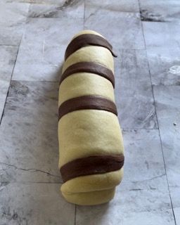 Una pagnotta con strisce di cioccolato sopra
