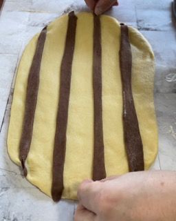 Un pezzo di pasta con sopra delle strisce di cioccolato