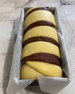 Una pagnotta con strisce di cioccolato sopra