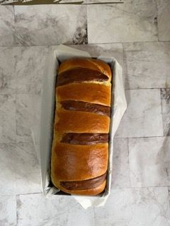 Una pagnotta di pane in una padella su un tavolo
