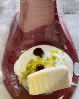 Un becher con dentro un pezzo di formaggio