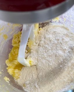 Un mixer mescola burro e farina in una ciotola.