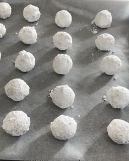 Un mucchio di palline bianche di pasta su un pezzo di carta oleata