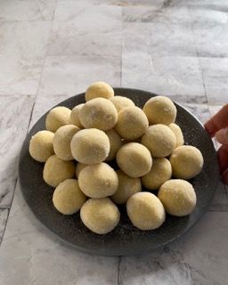 Un piatto di palline di pasta su un tavolo
