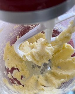 Un mixer sta mescolando il burro in una ciotola di vetro